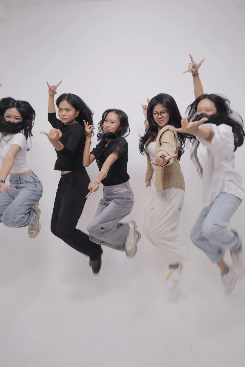 Foto studio grup dengan busana kasual, variasi 4