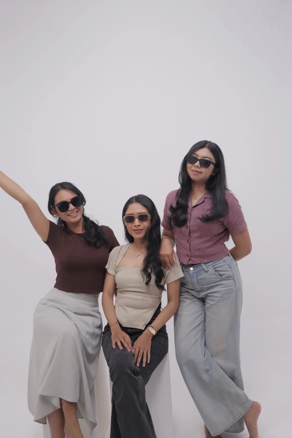 Foto studio trio dengan gaya kasual, variasi 3
